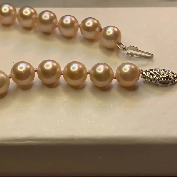 14kt white gold clasp baby pink pearls set in necklace! Stunning 😍 - Picture 6 of 8